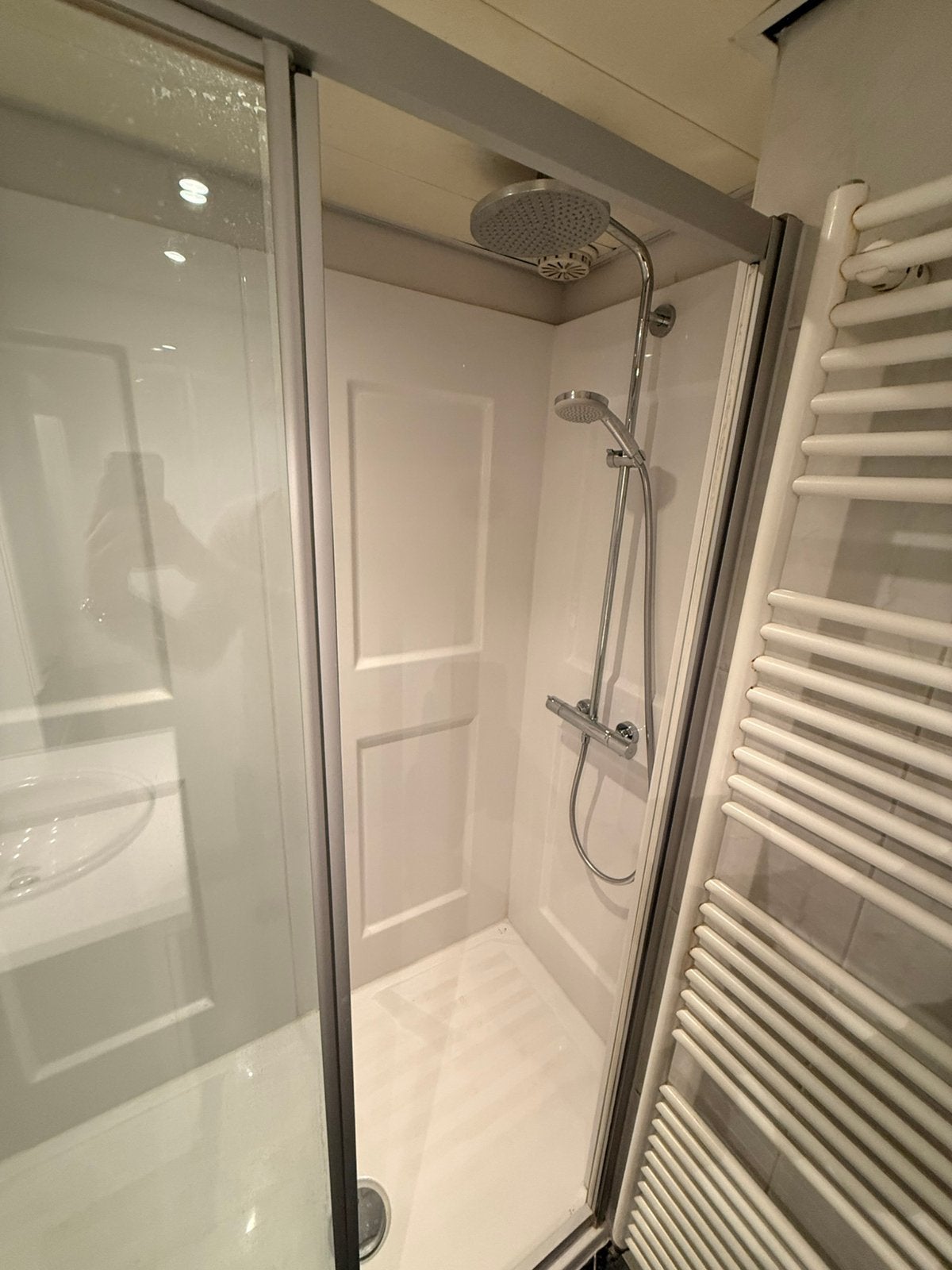 Ruime douche inclusief regen en handdouche GRATIS, Ophalen, Met douche