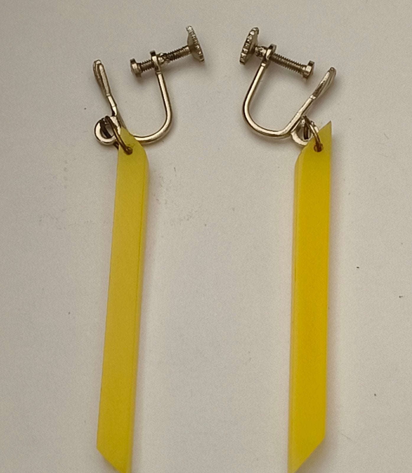 Jaren 80 Gele lucite vintage oorbellen met schroefsluiting, Sieraden, Tassen en Uiterlijk, Oorbellen, Ophalen of Verzenden, Zo goed als nieuw
