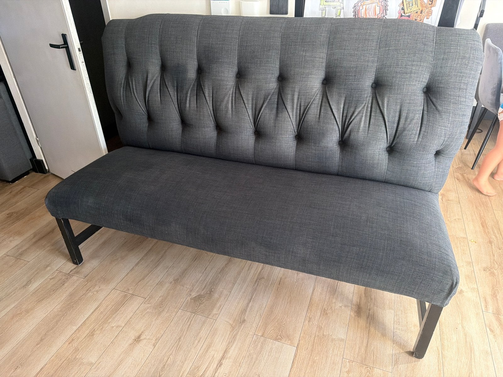 Stijlvolle grijze stoffen bank met gecapitonneerde rug, Gebruikt, 150 tot 200 cm, Driepersoons, 75 tot 100 cm