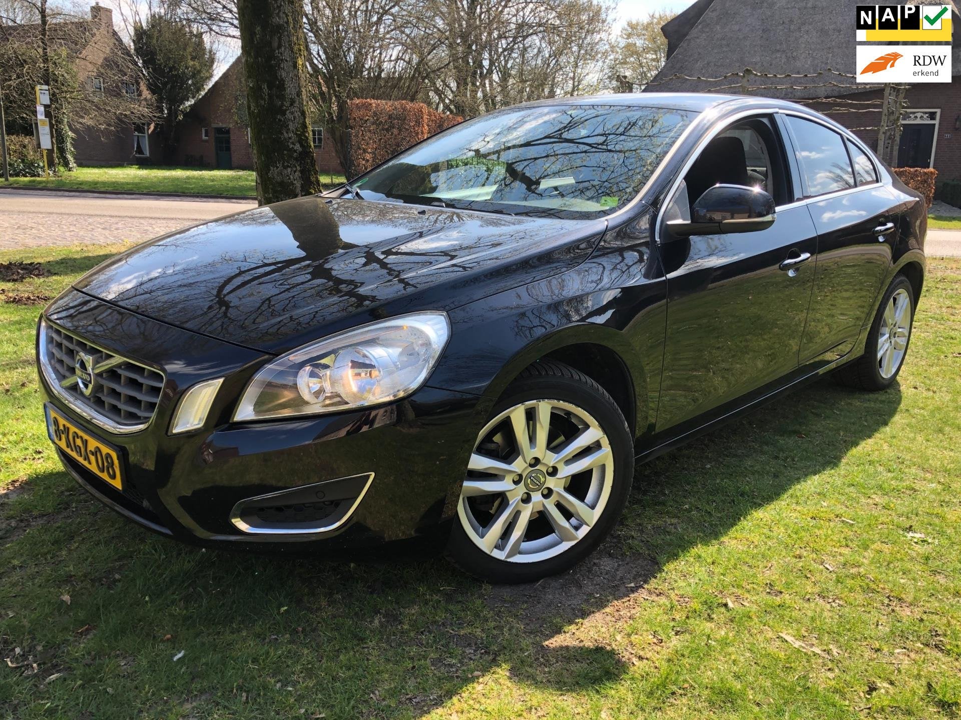 Volvo S60 1.6 T3 Momentum ORG NL / Aut / APK 06-01-2027, Auto's, Zwart, 4 cilinders, 150 pk, S60