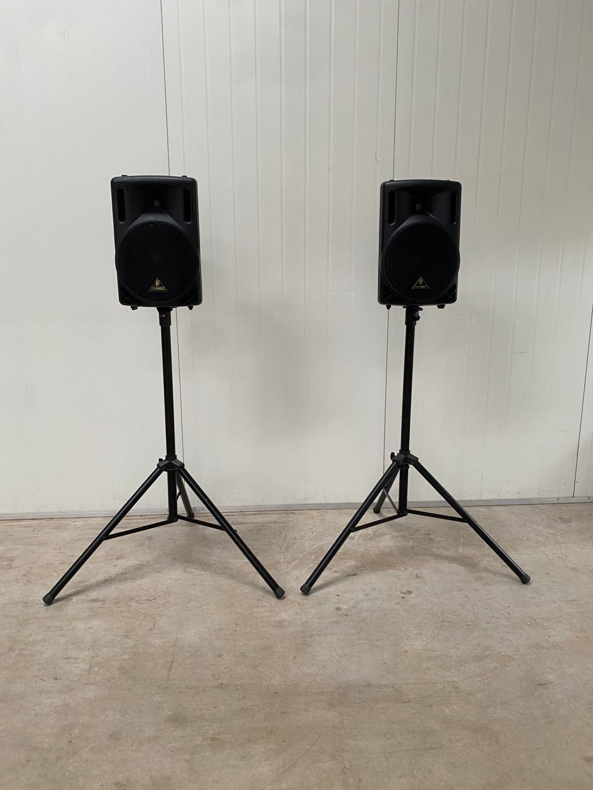 Behringer luidsprekers op statief, Ophalen, Zo goed als nieuw, Minder dan 500 watt
