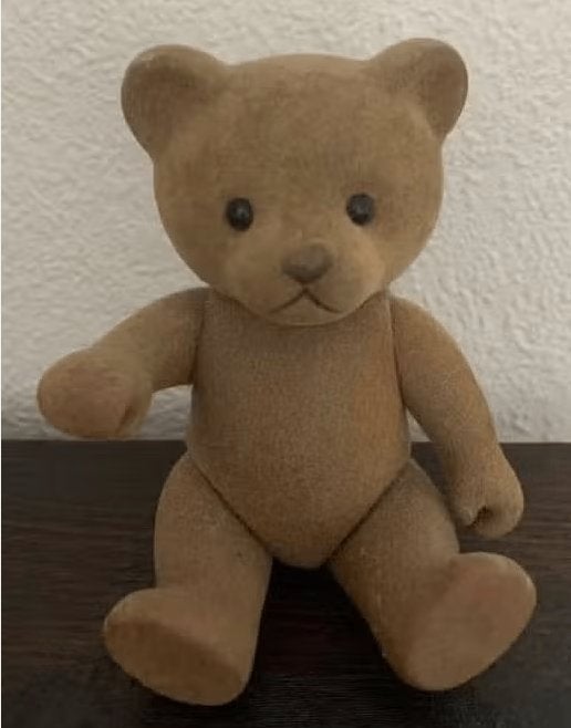 Schattig bruin klein zittend beertje van ongeveer 9 cm hoog, Verzamelen, Ophalen of Verzenden, Zo goed als nieuw, Stoffen beer