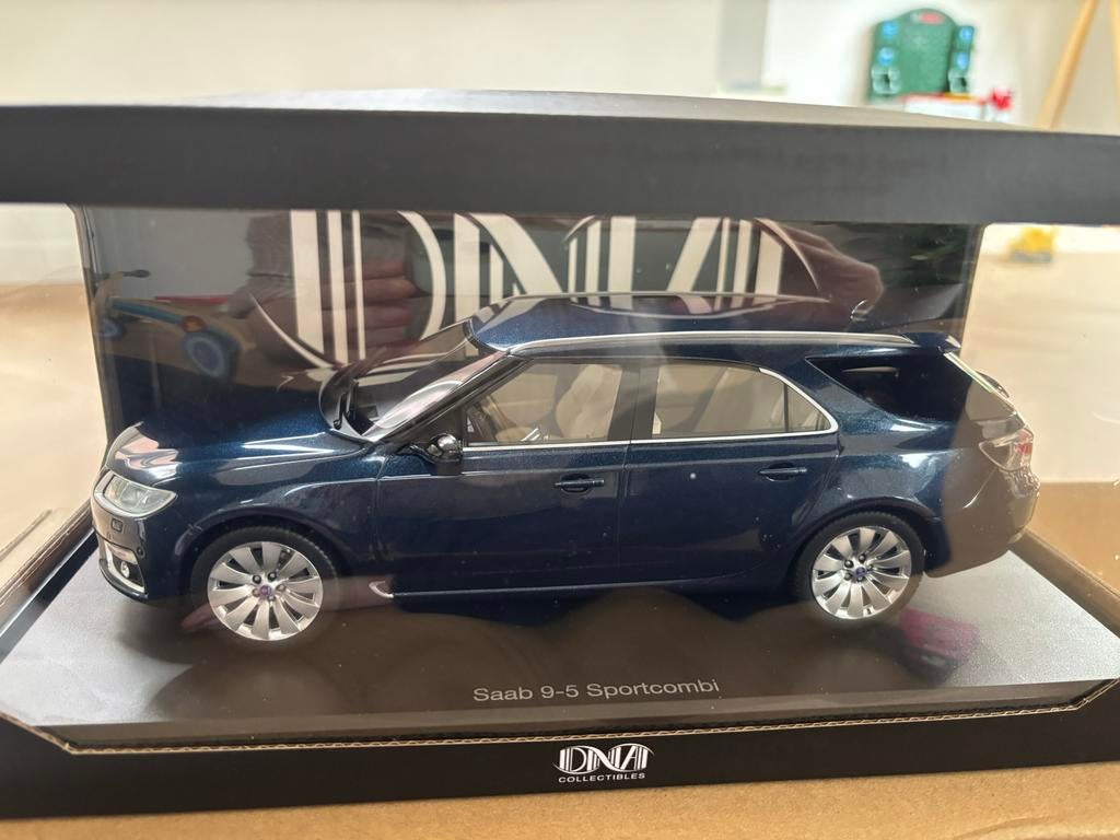 Saab 9-5 Sportcombi DNA Collectibles schaalmodel 1:18, Hobby en Vrije tijd, Modelauto's | Overige schalen, Ophalen of Verzenden