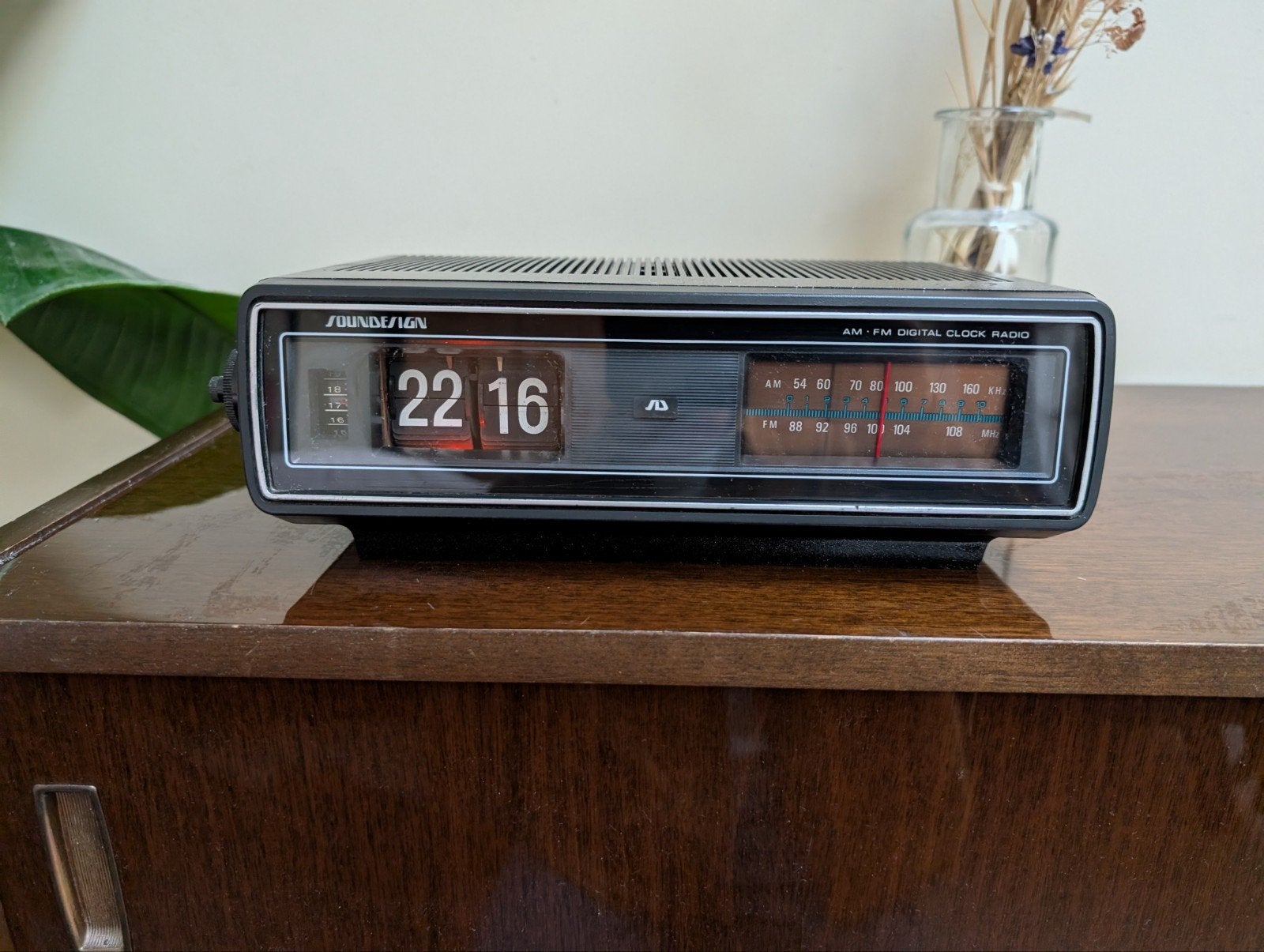 Vintage Soundesign AM/FM Flipklok Radiowekker, Ophalen of Verzenden, Gebruikt, Wekker of Tafelklok