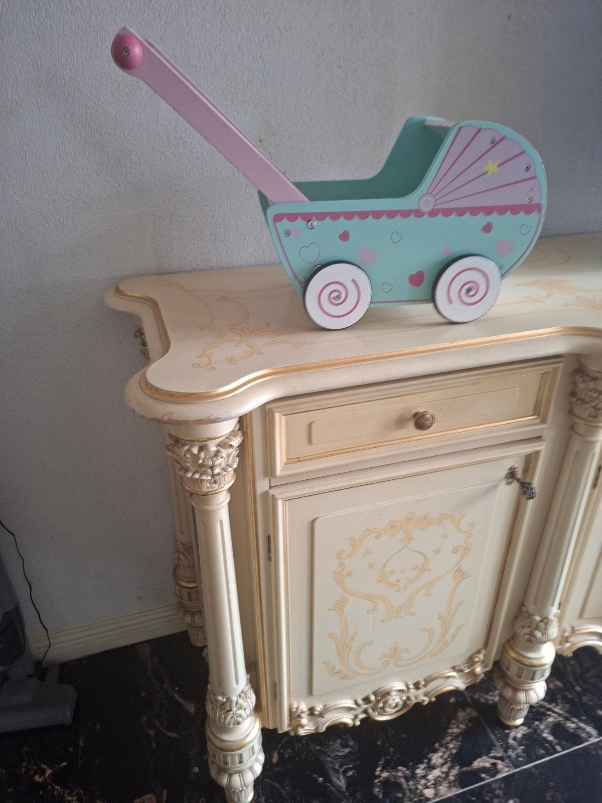 Houten poppenwagen in mintgroen en roze, Ophalen