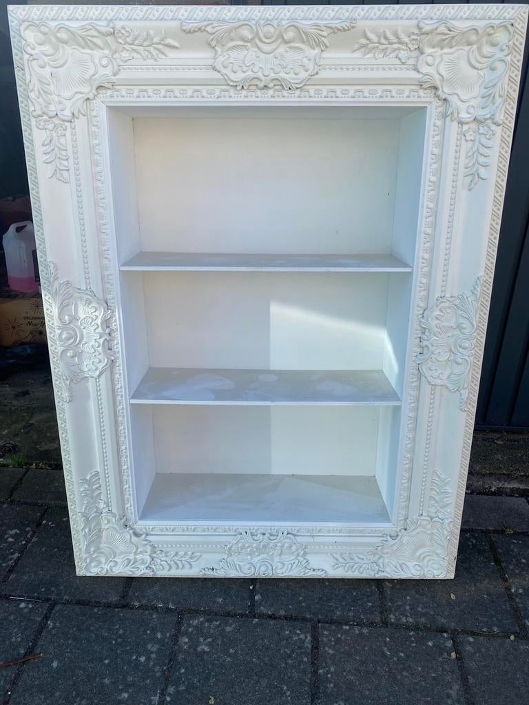 Decoratieve witte wandkast met barokke details, Met plank(en), Gebruikt, 100 tot 150 cm, Minder dan 25 cm