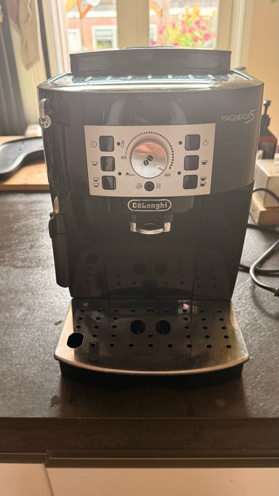 DeLonghi Magnifica S volautomatische espressomachine, Witgoed en Apparatuur, Koffiezetapparaten, Stoompijpje, Gebruikt, Espresso apparaat