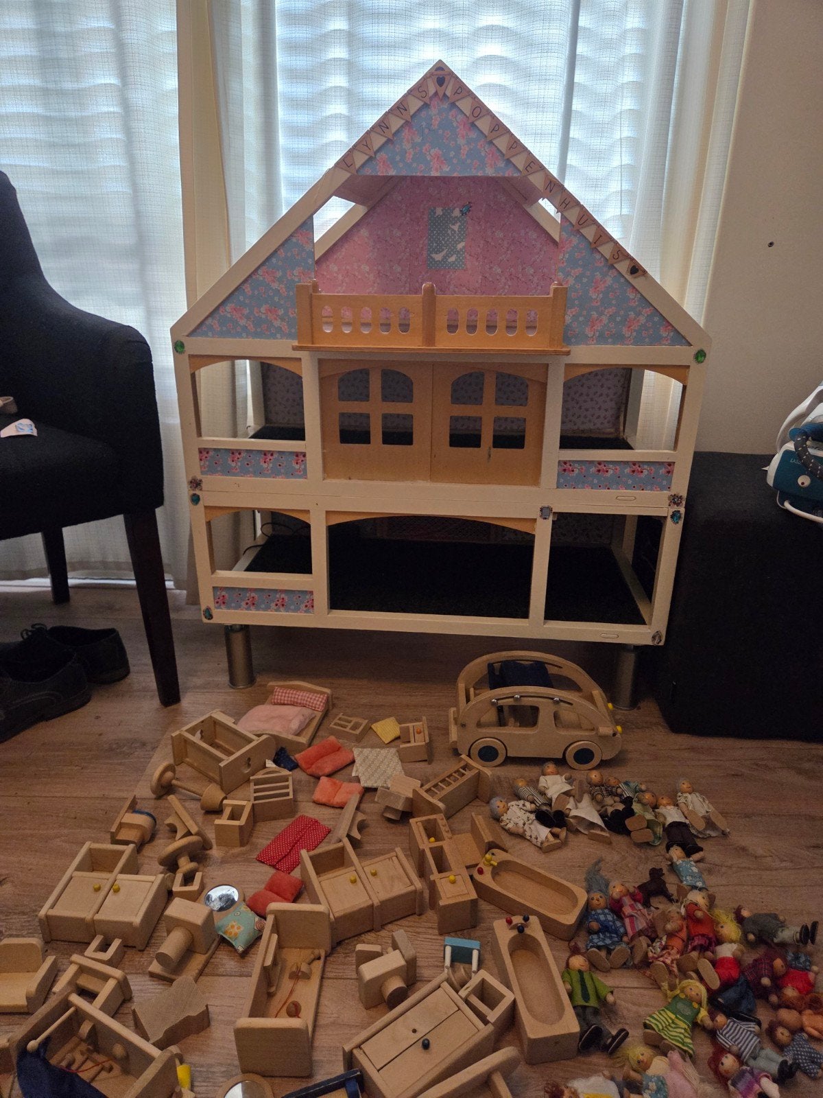Groot Houten Poppenhuis met Meubels, Poppen en Auto, Ophalen