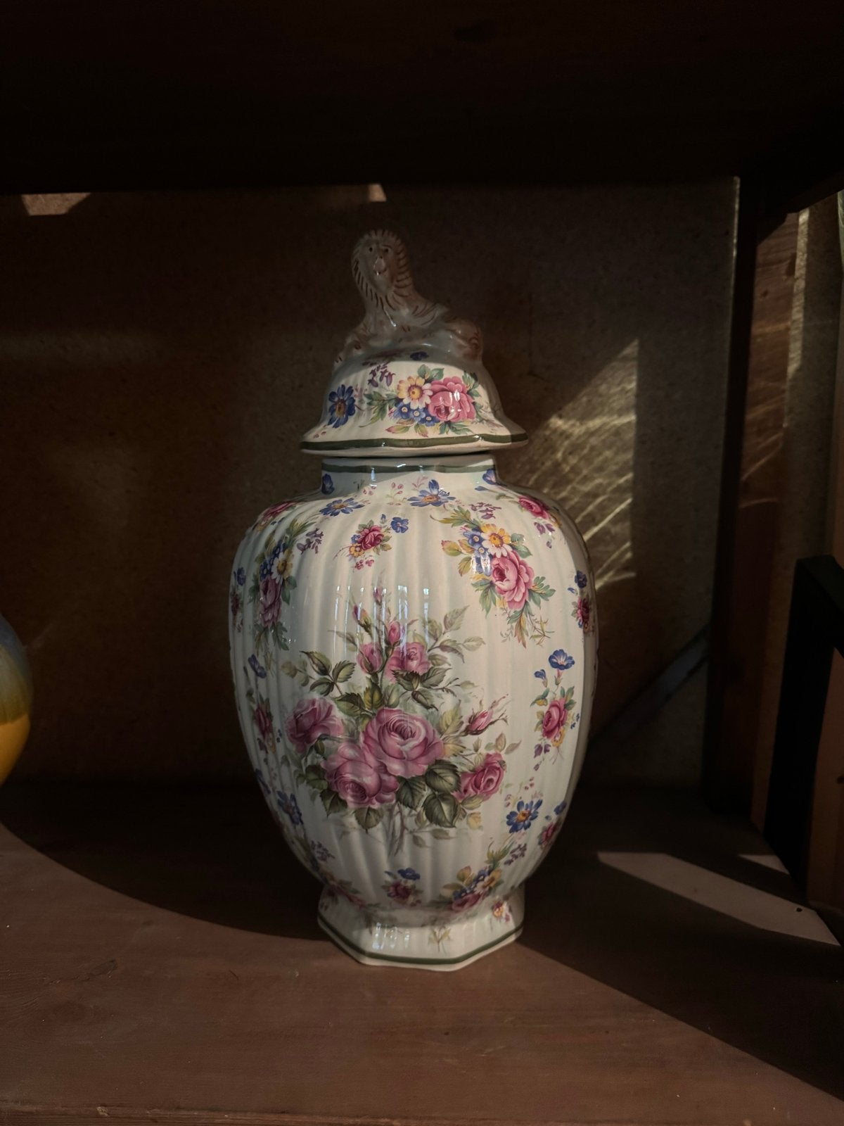 Decoratieve vaas met bloemmotief en leeuw, Ophalen
