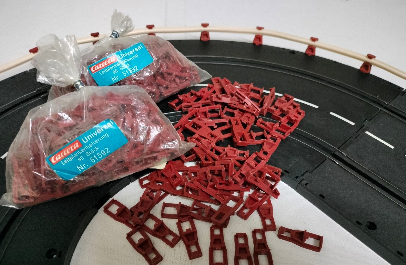 Carrera Universal Vangrail onderdelen rode klemmen 45 stuks., Ophalen of Verzenden, Nieuw, Elektrisch, Carrera