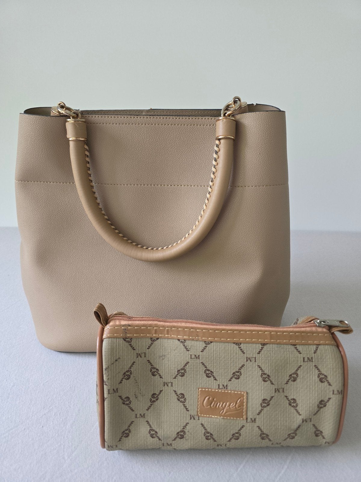 Beige faux leather tote bag met chain handles. Toilettas, Niet van toepassing, Verzenden, Beige, Niet van toepassing