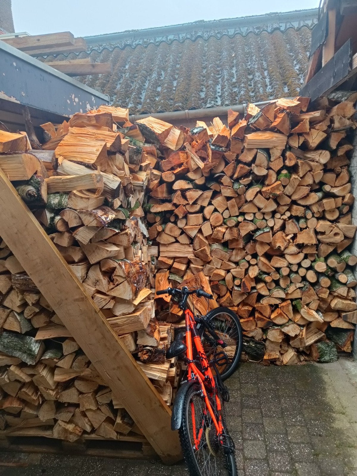 Berken gekloofd stookhout/haardhout, Tuin en Terras, Haardhout, 3 tot 6 m³, Ophalen of Verzenden, Berkenhout, Blokken