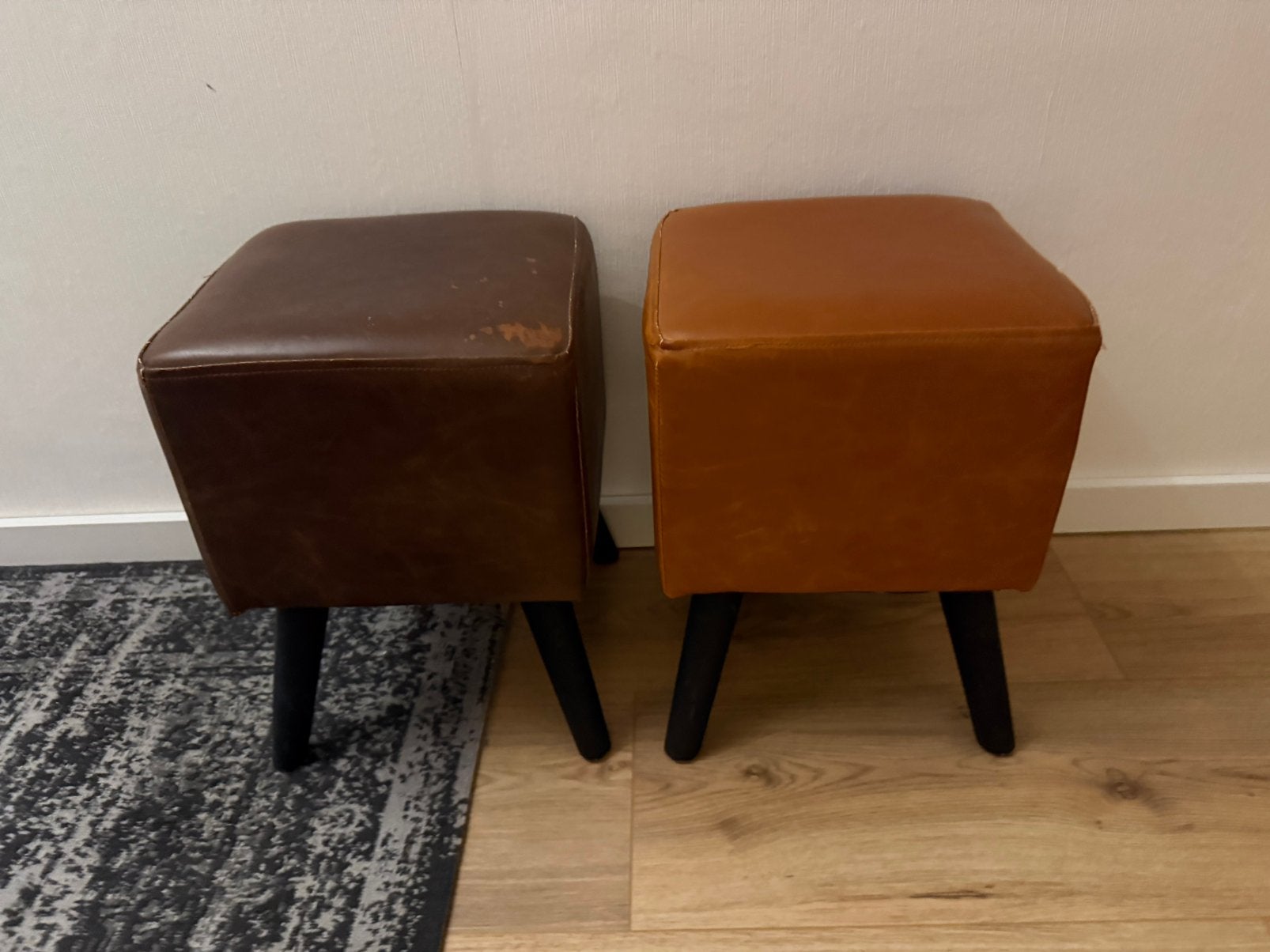 2 lederlook poef/kruk, Ophalen, Hout