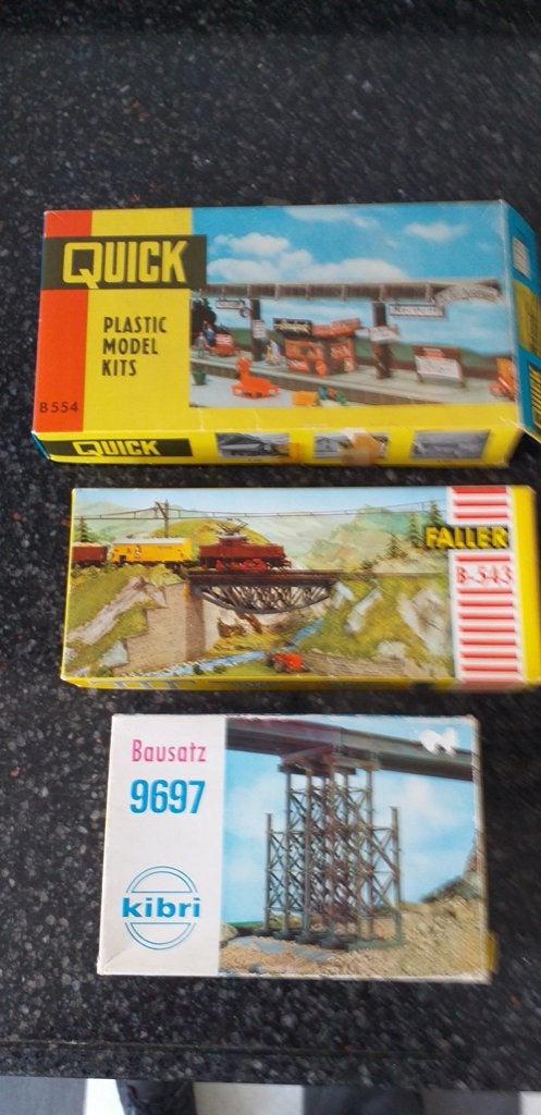 Plastic bouwpakketten van Kibri, Faller en Quick, 3 stuks., Hobby en Vrije tijd, Modeltreinen | H0, Overige merken, Gelijkstroom of Wisselstroom