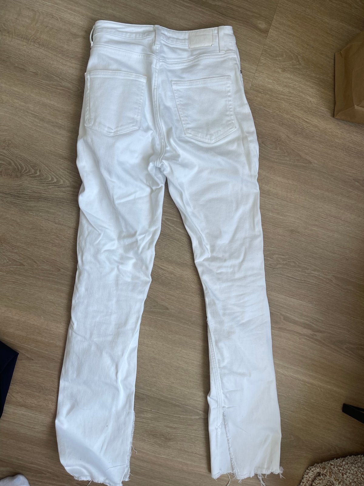 Zara witte jeans met splitjes - Ongedragen, Ophalen of Verzenden, Nieuw, Wit, W28 - W29 (confectie 36)