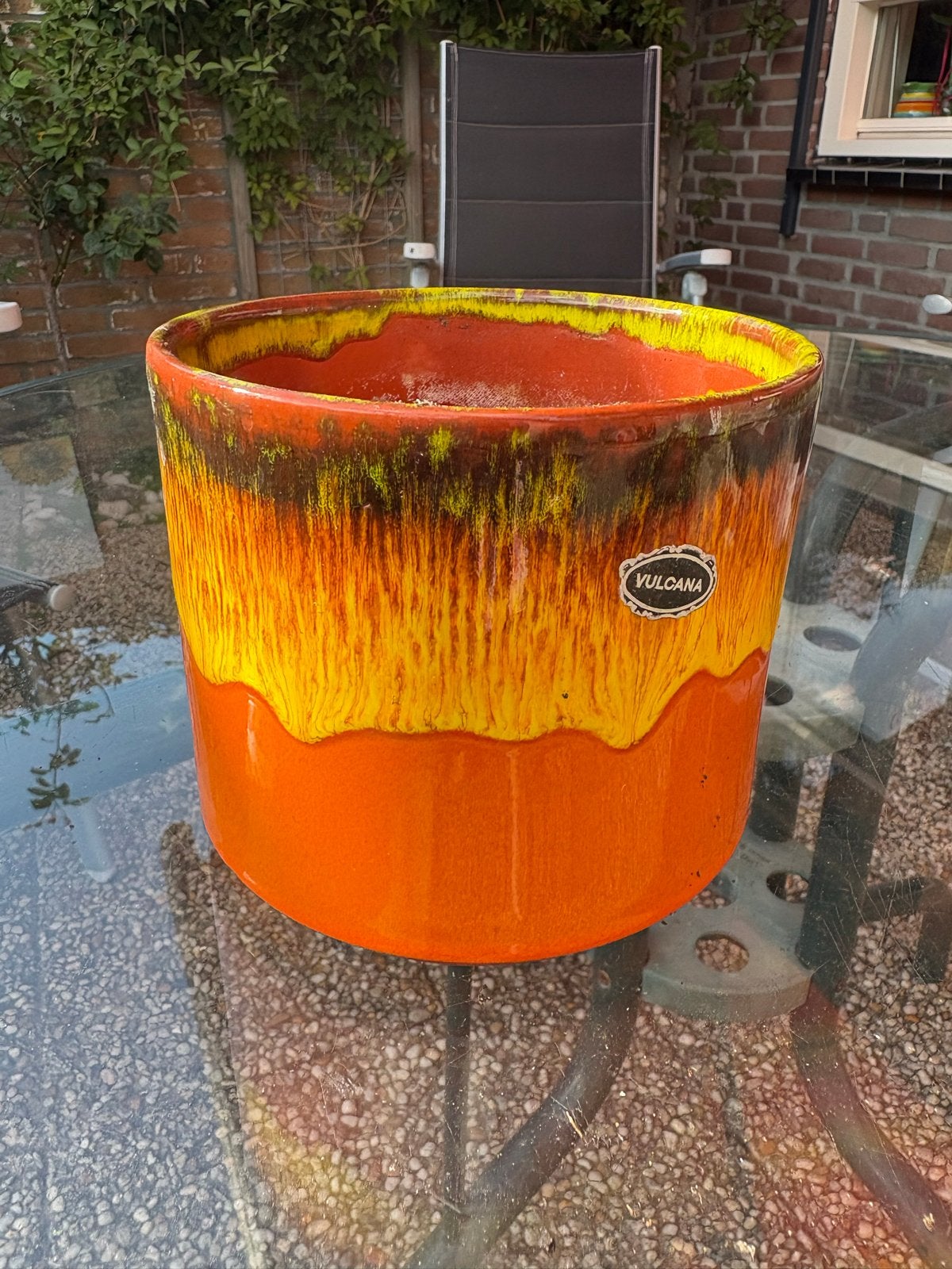 Vintage Vulcana bloempot - Oranje/geel vlammenpatroon, 25 tot 40 cm, Rond, Binnen, Ophalen of Verzenden