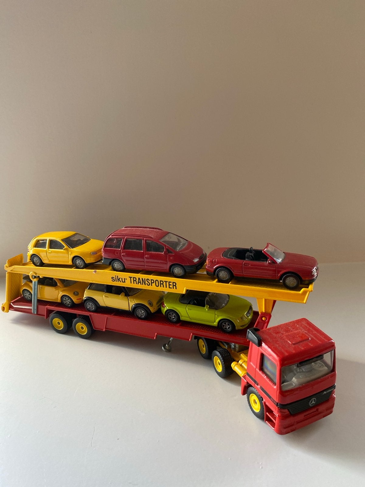 Siku Mercedes autotransporter met 6 Siku auto’s, Ophalen of Verzenden, Zo goed als nieuw