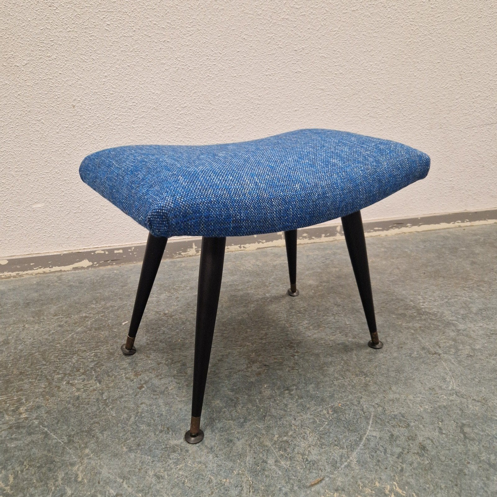 vintage voetenbank jaren 50 nieuw bekleed voetenbankje, Vintage design jaren 50, Gebruikt, Aaldertgeertsstraat 43 Olst, Hout