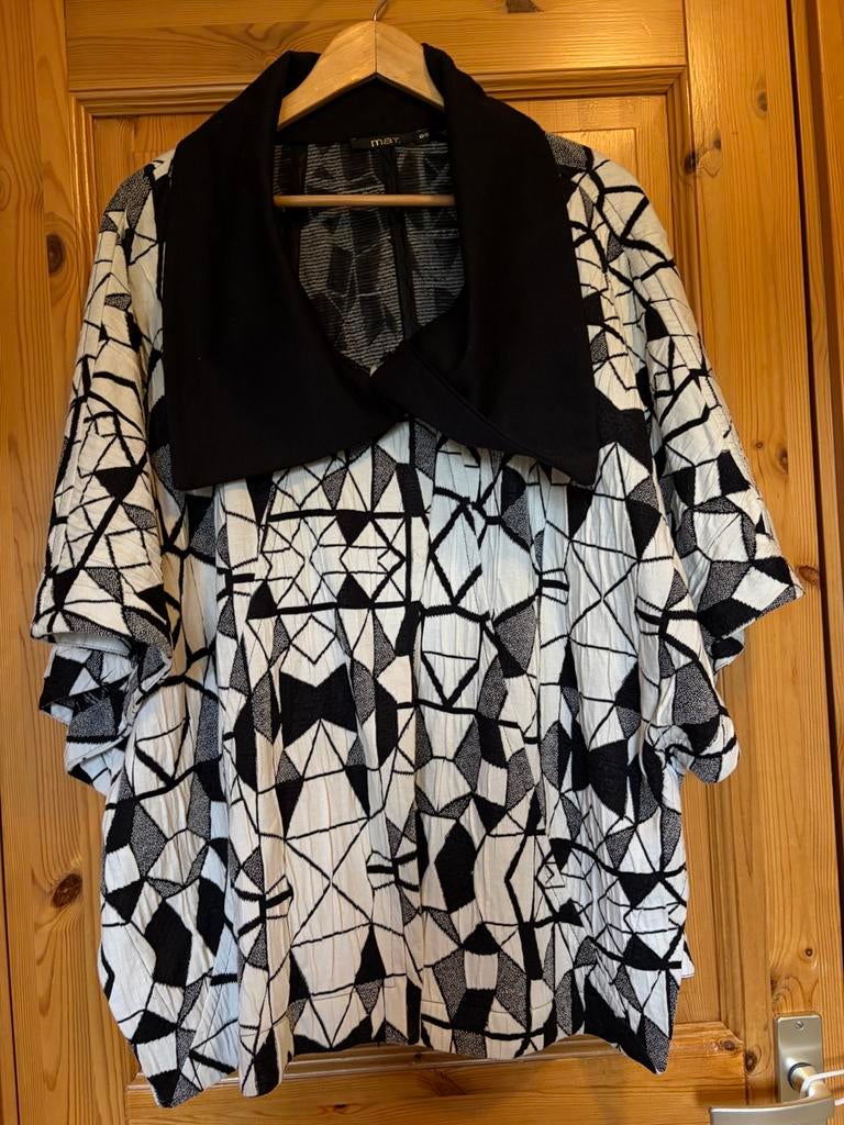 Cape wit zwart MAT. One size, Ophalen of Verzenden, Zo goed als nieuw, Maat 46/48 (XL) of groter, Wit
