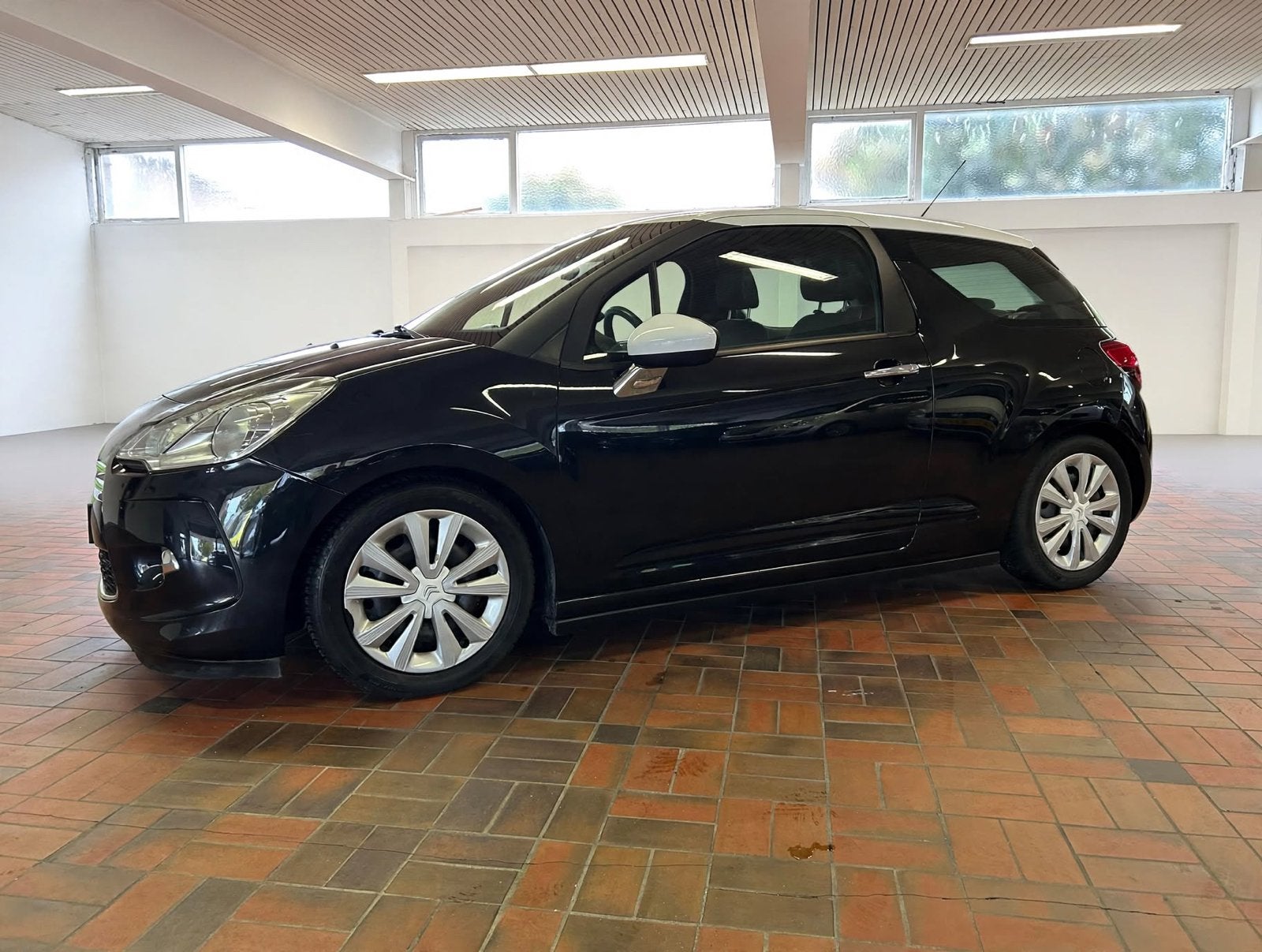 Citroën DS3 1.4 VTI 2011 Zwart in Topstaat, Auto's, Voorwielaandrijving, Dealer onderhouden, 40 €/maand, Euro 6