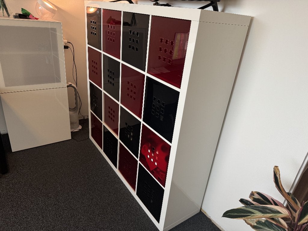 IKEA KALLAX 4x4 wit met 16 lade-inzetten rood/zwart, Ophalen, Gebruikt, 100 tot 150 cm, 100 tot 150 cm
