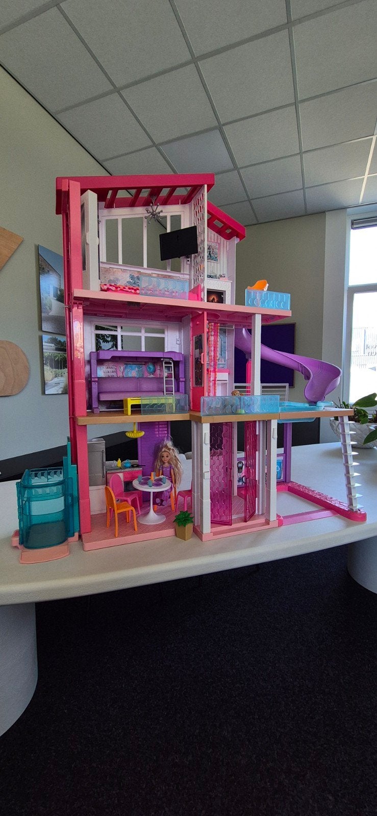 Mega Barbie DroomHuis Met Accessoires, Kinderen en Baby's, Speelgoed | Poppenhuizen, Ophalen, Gebruikt, Poppenhuis