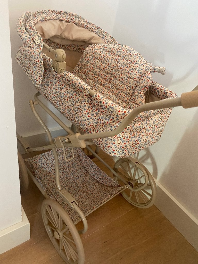 Konges slojd poppenwagen vintage bloemen crème, Kinderen en Baby's, Ophalen, Zo goed als nieuw, Babypop