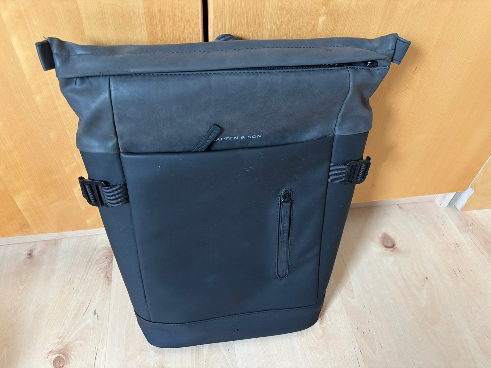 Zwarte rugzak met laptopvak Kapten & Son, Ophalen, Overige materialen, Minder dan 50 cm, Zo goed als nieuw