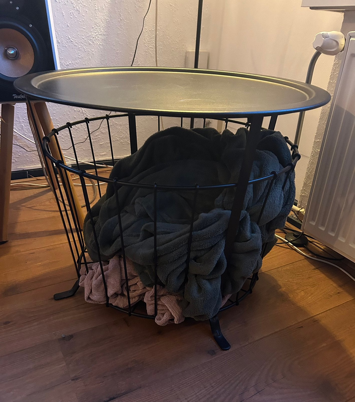 Salontafel/opbergtafel, Huis en Inrichting, Tafels | Bijzettafels, Metaal of Aluminium, Rond, 55 tot 75 cm, Zo goed als nieuw
