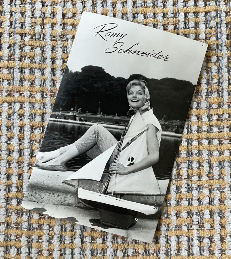 Ansichtkaart Romy Schneider met bootje, Ophalen of Verzenden, 1940 tot 1960, Gelopen