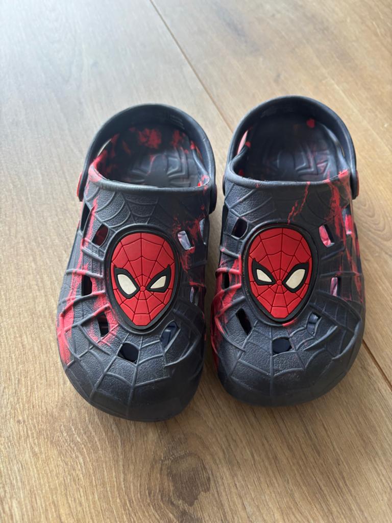 Spiderman crocs / klompen maat 27/28, Schoenen, Ophalen of Verzenden, Zo goed als nieuw, Jongen