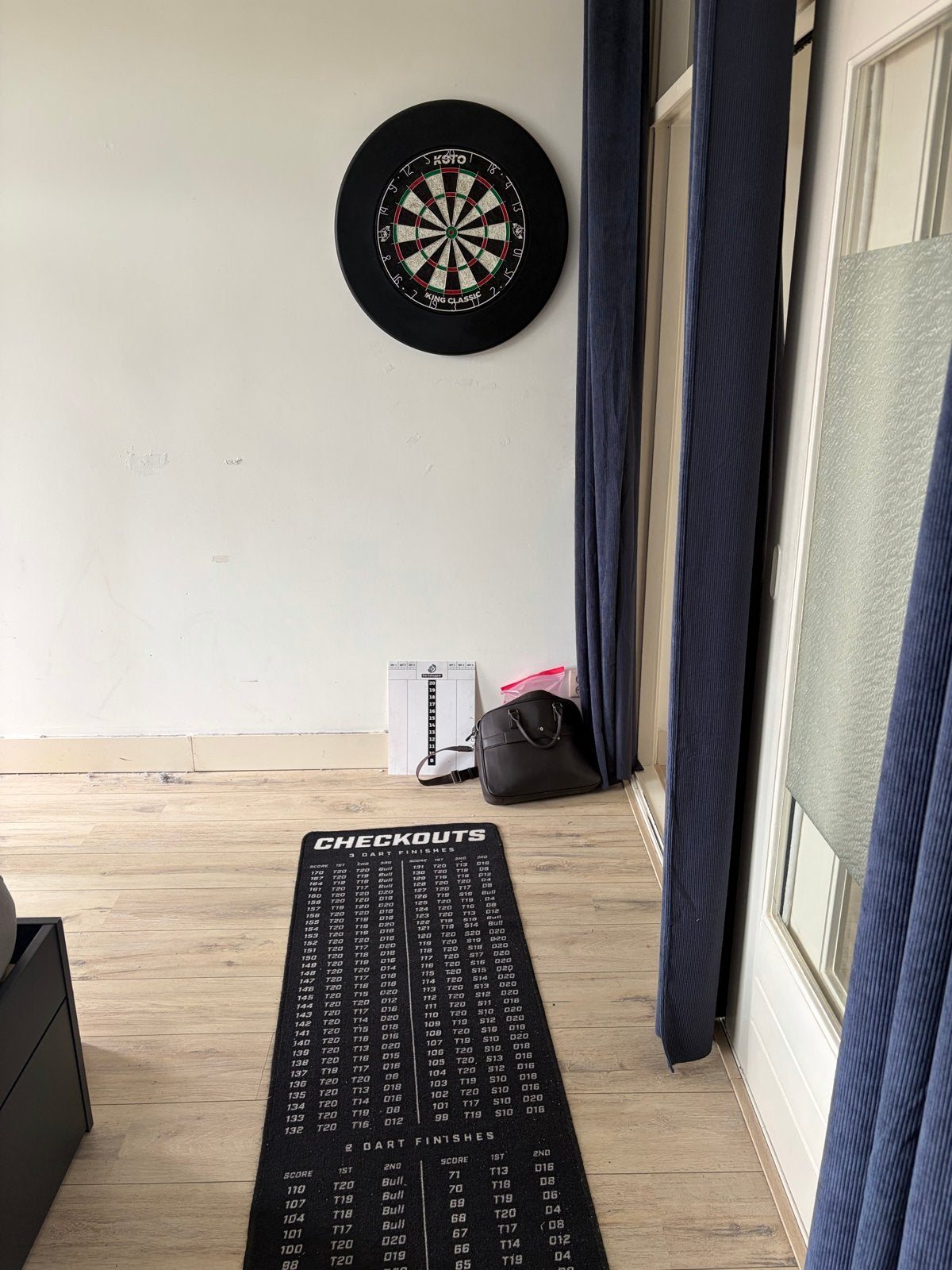 Dartset Koto Dartset incl muurbeschermer/dartmat/schrijfbord, Sport en Fitness, Darts, Ophalen, Gebruikt, Dartbord met pijlen