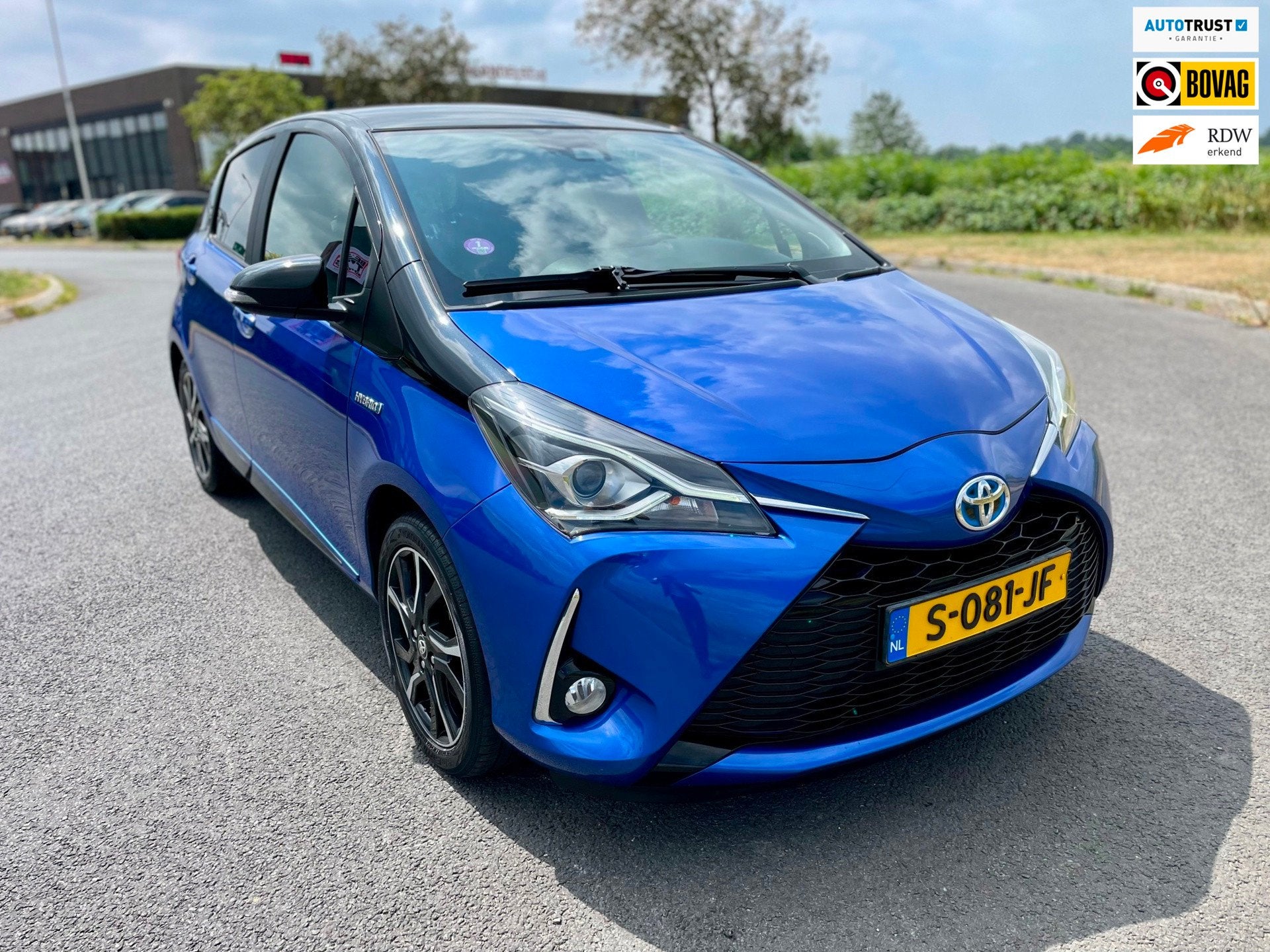 Toyota Yaris 1.5 Hybrid Premium, Bi-Tone Aut, Trekhaak, Navi, 4 cilinders, Blauw, Bedrijf, Hybride Elektrisch/Benzine