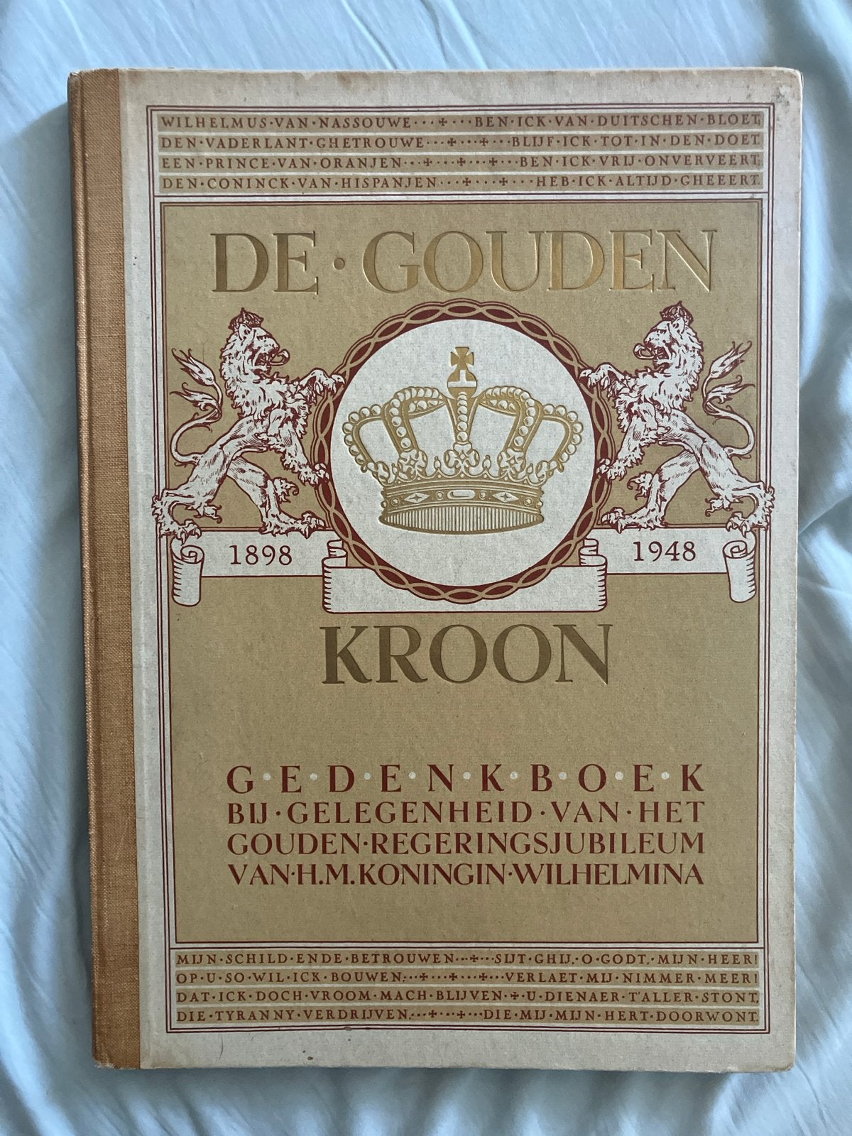 De Gouden Kroon - Gedenkboek Koningin Wilhelmina 1898-1948, Boeken, Ophalen of Verzenden, 20e eeuw of later, Gelezen