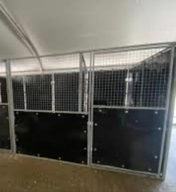 Te koop 3 gebruikte concoursboxen aan 1 gesloten, Dieren en Toebehoren