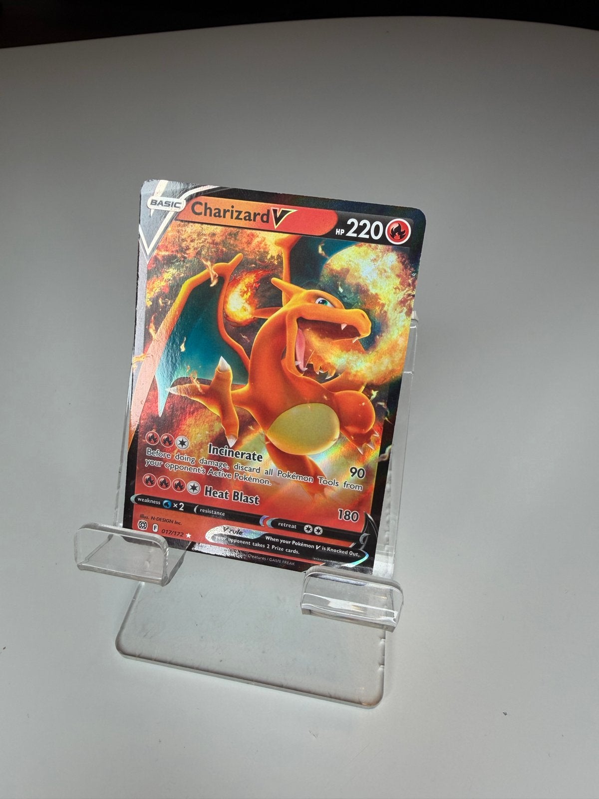 Charizard v 017/172 pokemon - Brilliant Stars, Ophalen of Verzenden, Zo goed als nieuw, Losse kaart