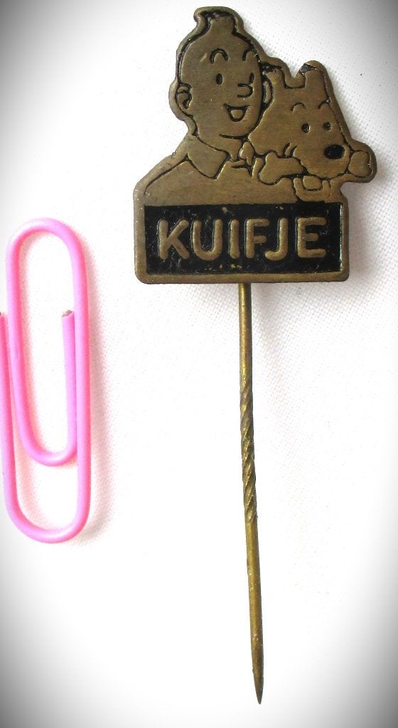 Kuifje~Vintage Messing Speldje~Bobbie~Hergé~Strip, Ophalen of Verzenden, Kuifje, Gebruikt, Gebruiksvoorwerp