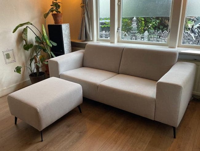 Grijze 2,5zits bank met zwarte stalen poten en hocker, Huis en Inrichting, Ophalen, Gebruikt, 150 tot 200 cm, Tweepersoons