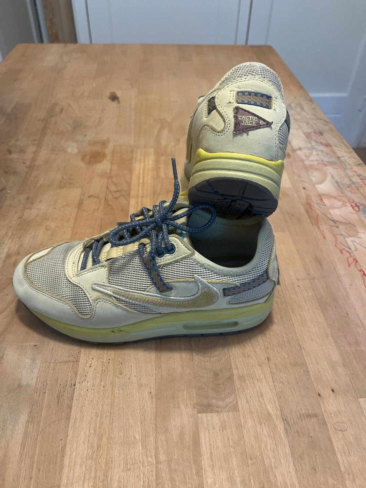Nike Air Max 1 x Travis Scott Cactus Jack Saturn Gold, Ophalen of Verzenden, Zo goed als nieuw, Overige kleuren, Sneakers of Gympen