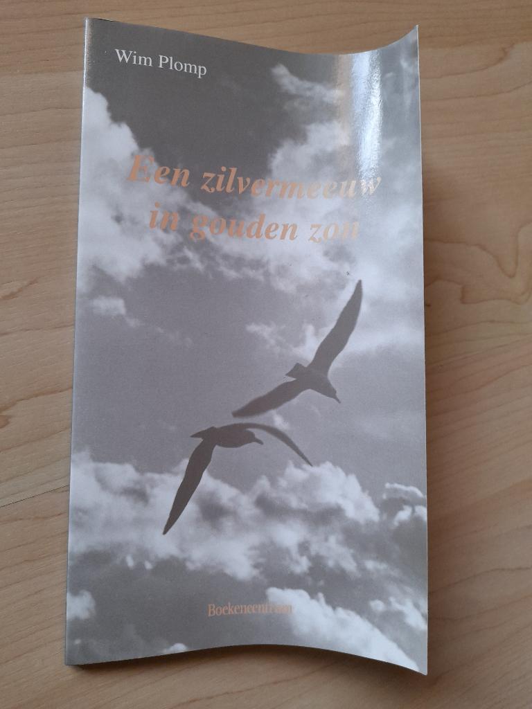 EEN ZILVERMEEUW IN GOUDEN ZON   Wim Plomp, Boeken, Ophalen of Verzenden, Gelezen