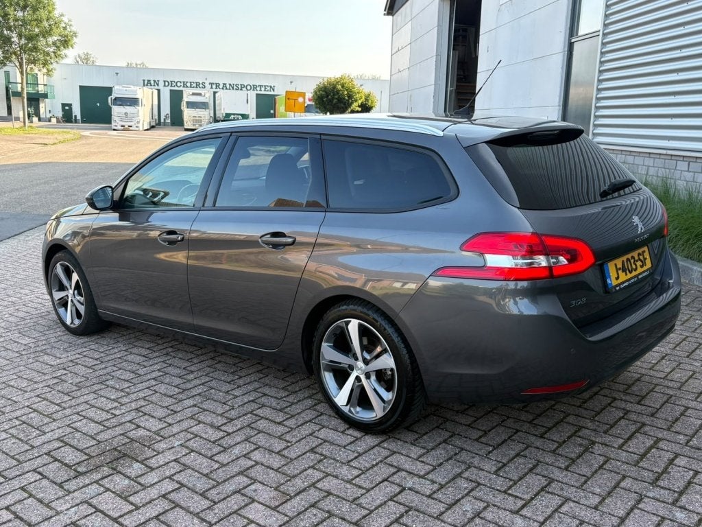Foto 10 van Peugeot 308 1.2 Allure Distributie V.V. Xenon Sensoren Velge