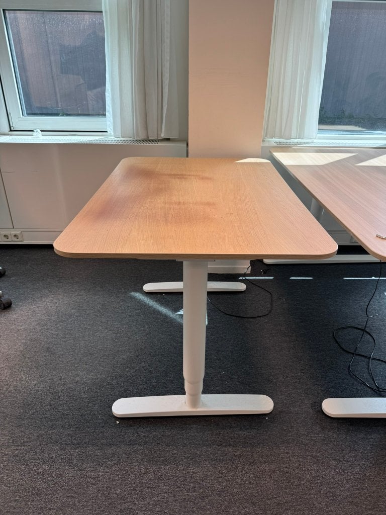 IKEA BEKANT elektrisch zit-sta bureau – eikenlook/wit, Huis en Inrichting, Bureaus, Ophalen, Zit-sta bureau, Elektrisch, Gebruikt