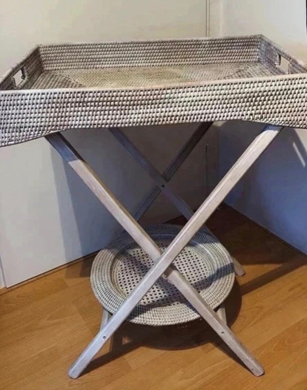 Witte romantische bijzettafel van birma riet, inklapbaar, Huis en Inrichting, Tafels | Bijzettafels, Overige materialen, Gebruikt