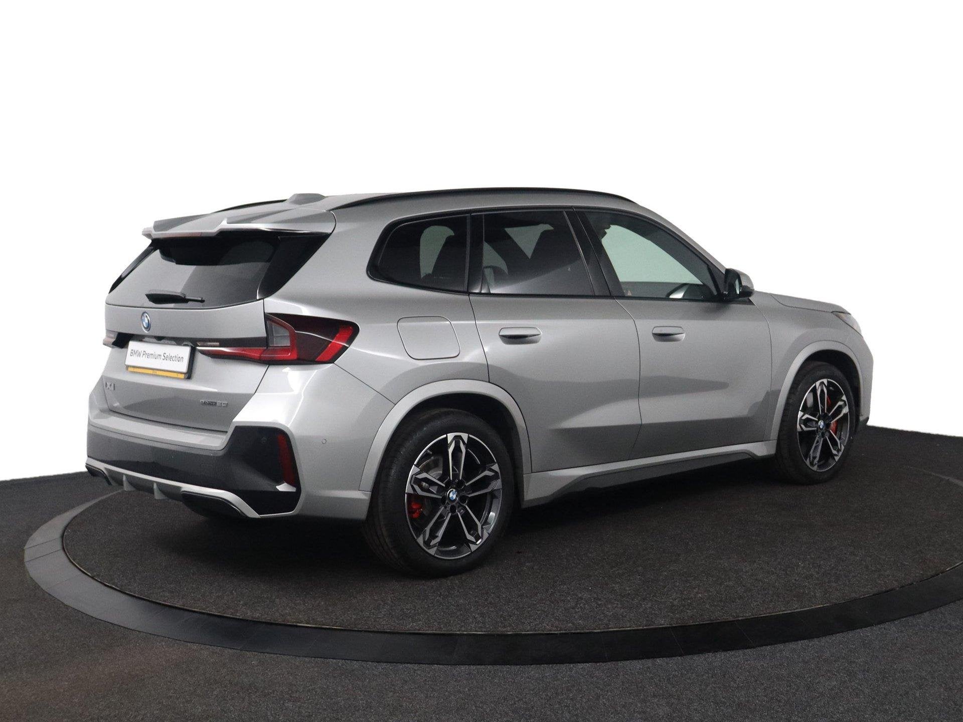BMW iX1 eDrive20 67 kWh M Sport Edition | SOH 100% | Innovat, Dealer onderhouden, Met garantie (alle), 204 pk, SUV of Terreinwagen