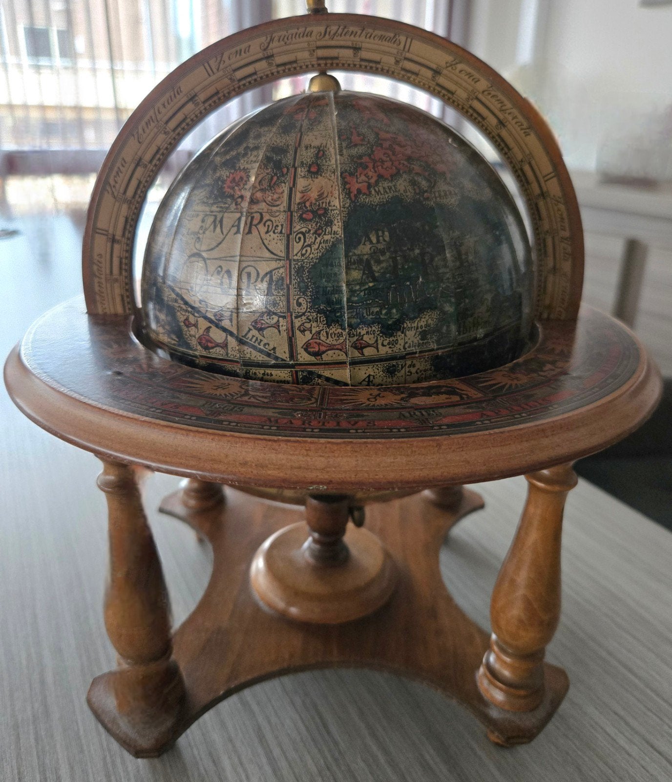 Antieke wereldbol met houten standaard - decoratief, Ophalen of Verzenden