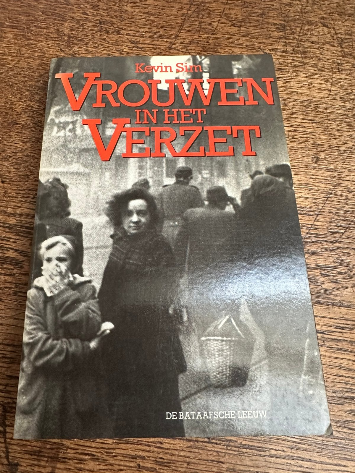 Kevin Sim: Vrouwen in het verzet, Ophalen of Verzenden, Tweede Wereldoorlog, Zo goed als nieuw, Overige onderwerpen