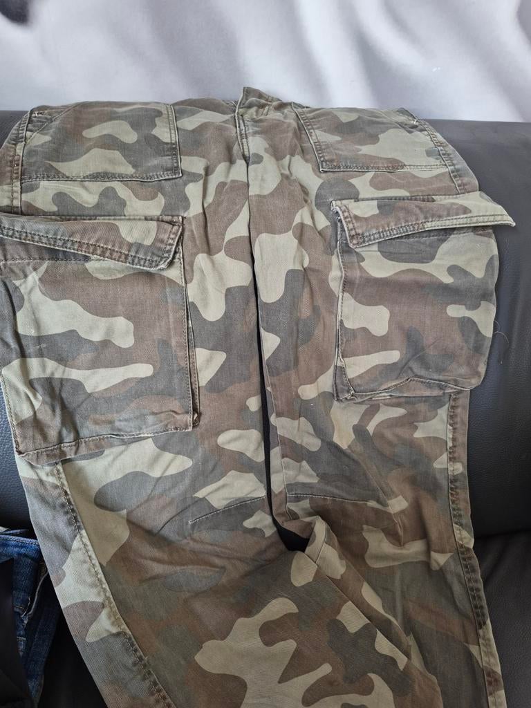 Bershka Camouflage Cargo Broek - Maat 32 (XS), Maat 34 (XS) of kleiner, Lang, Gedragen, Groen