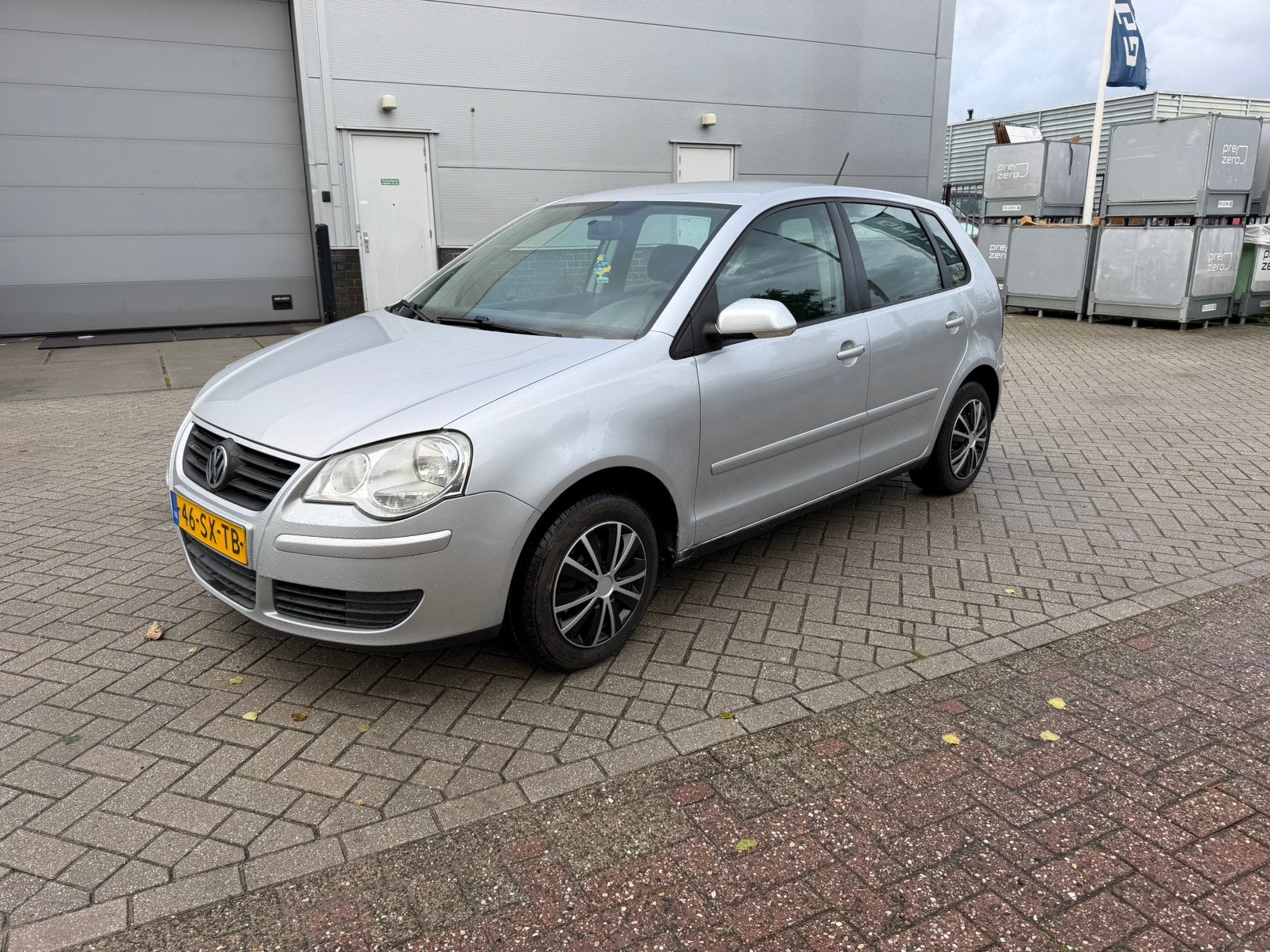 Volkswagen Polo 1.2 2006 Nwe APK 8-9-2027, Auto's, Stof, Zwart, 540 kg, 1198 cc