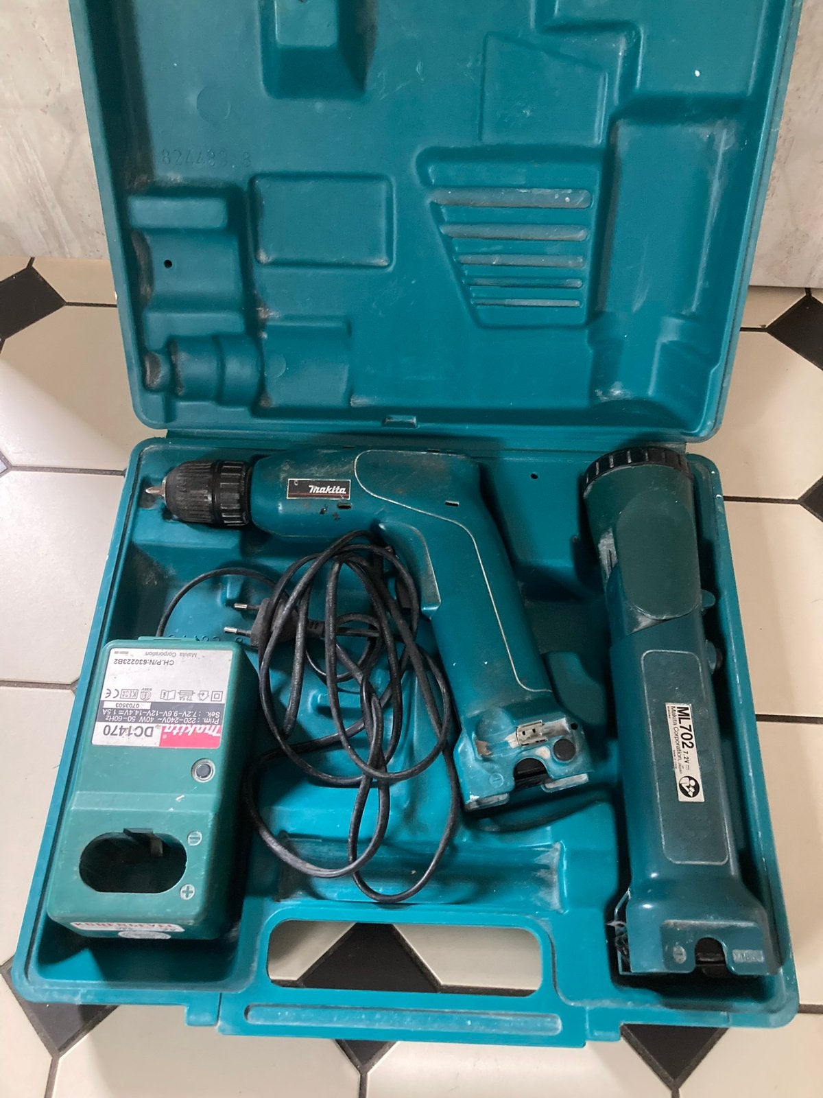 Makita boortol schroeftol + lamp li-ion 2x accu + lader 7,2V, Ophalen of Verzenden, Gebruikt, Accuboormachine, Makita