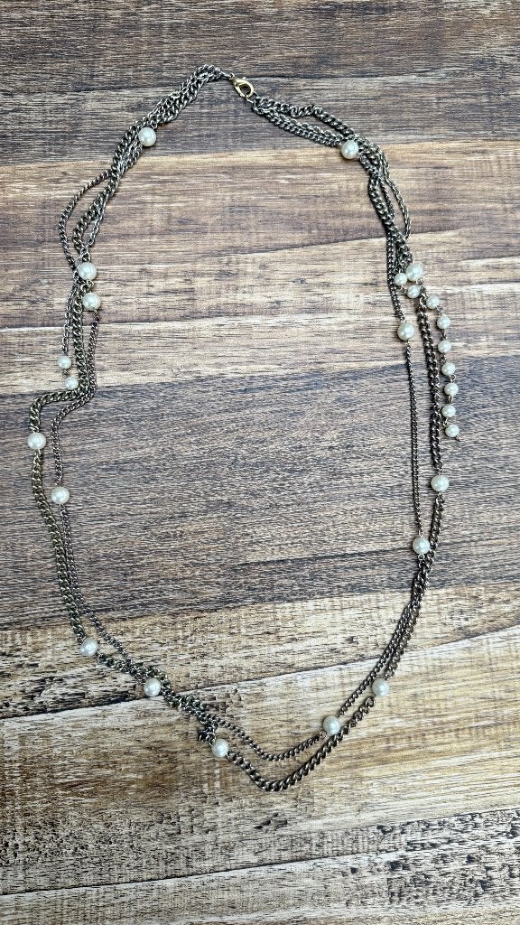 Goudkleurige ketting met witte kralen, Sieraden, Tassen en Uiterlijk, Kettingen, Ophalen of Verzenden, Gebruikt, Goud, Overige materialen